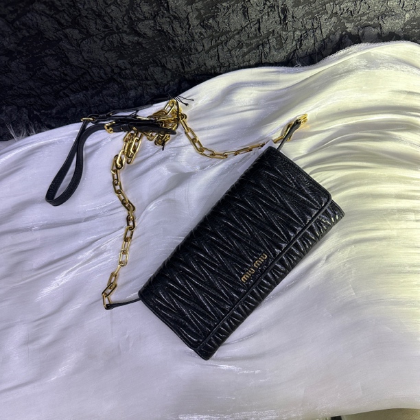 95新 MIU MIU/缪缪 缪缪黑色褶皱信封斜挎包