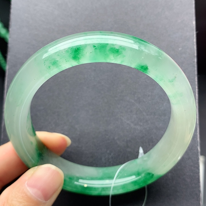 张***兰石英质玉未镶嵌手镯