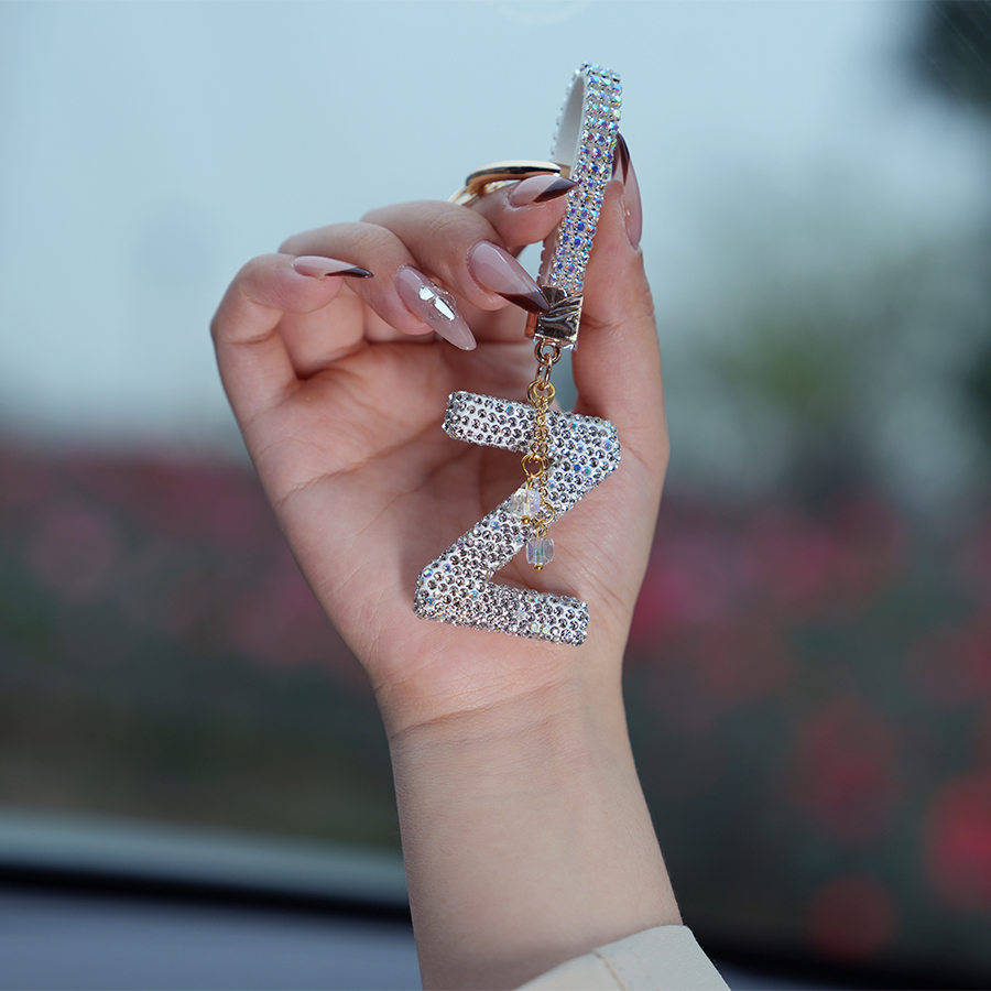 汽车车载镶钻英文字母汽车钥匙扣专属定制高级感挂件
