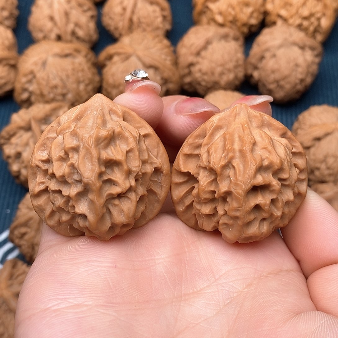 文玩核桃吊坠老****。龙鳞37