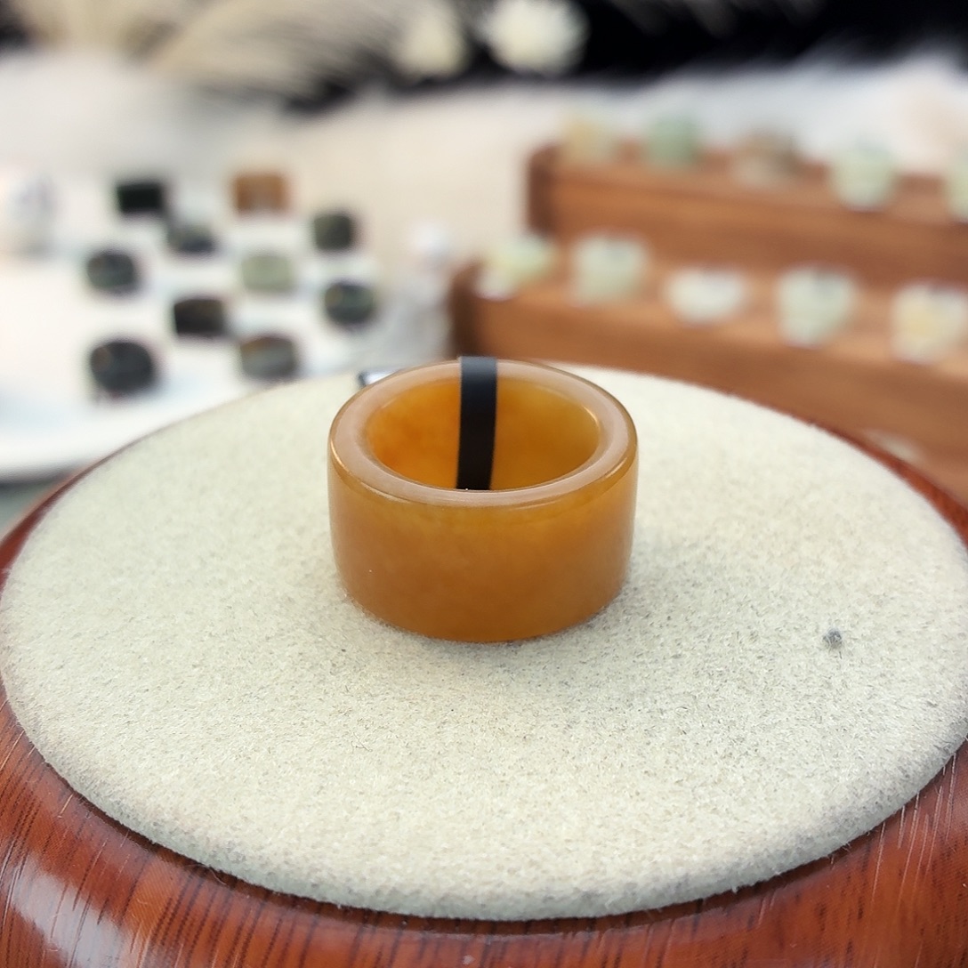 沐***珺和田玉未镶嵌戒指i28深糖圆切17.2扩17.6mm