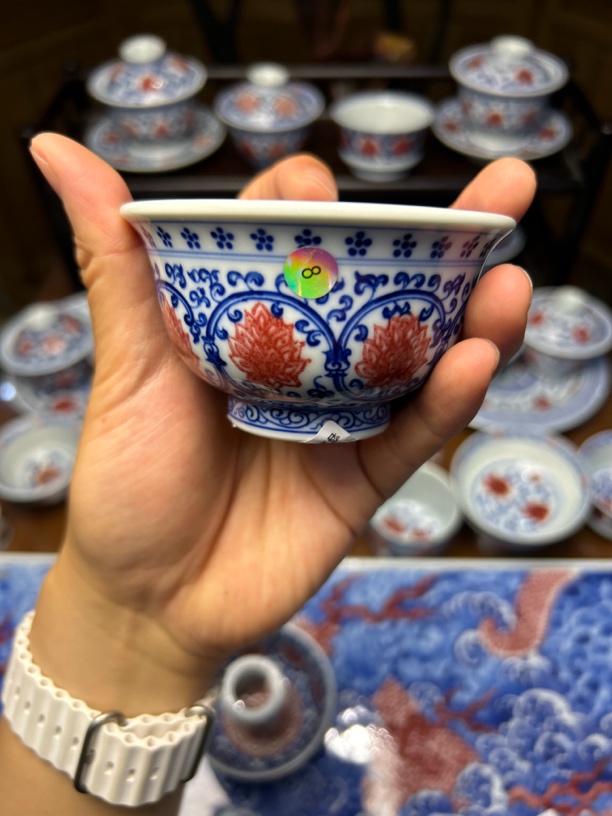 青花釉里红缠枝莲炉式杯