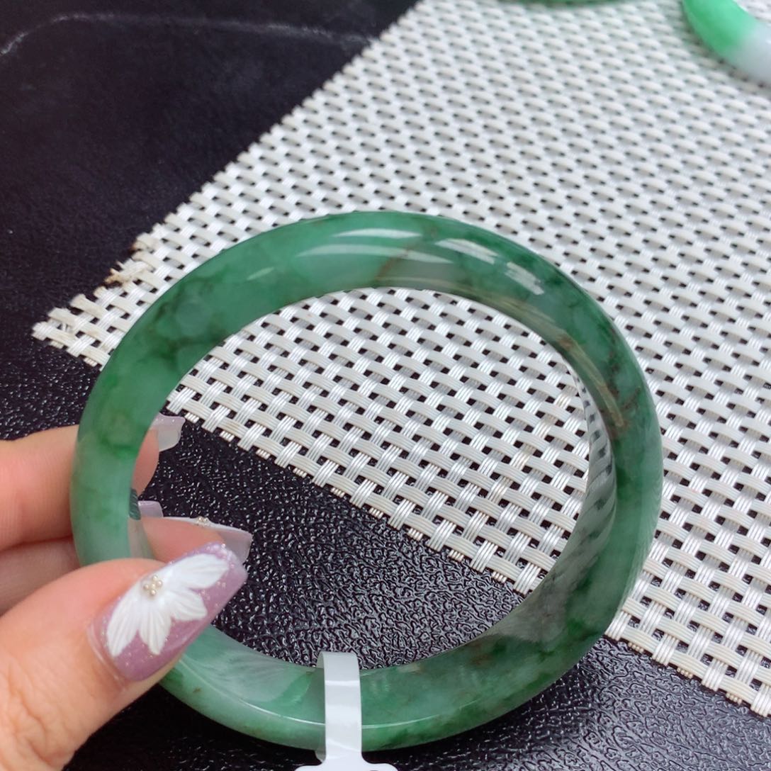 翡翠手镯未镶嵌缅甸