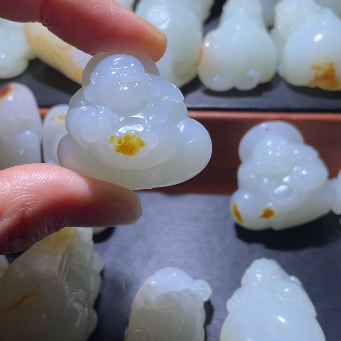 ****儿和田玉未镶嵌颈饰