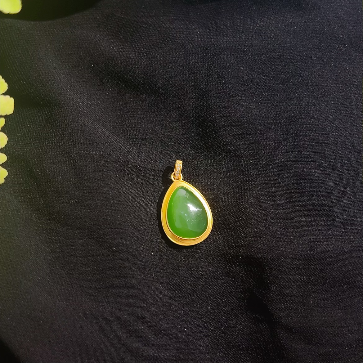 精致18K金和田玉碧玉阳绿色水滴吊坠微猫眼万能活扣金扣头