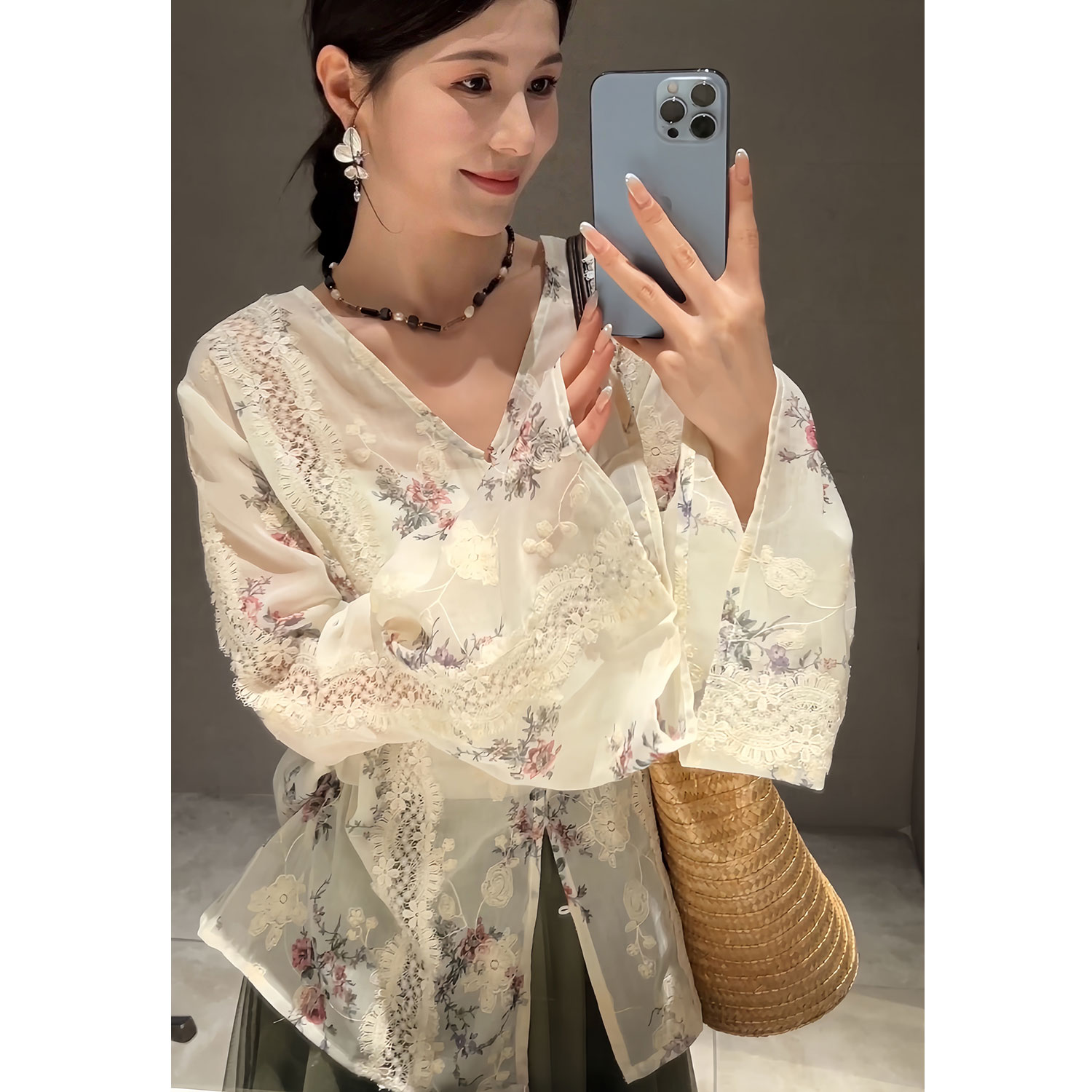 YAMM~法式温柔重工刺绣镂空拼接蕾丝碎花V领衬衫