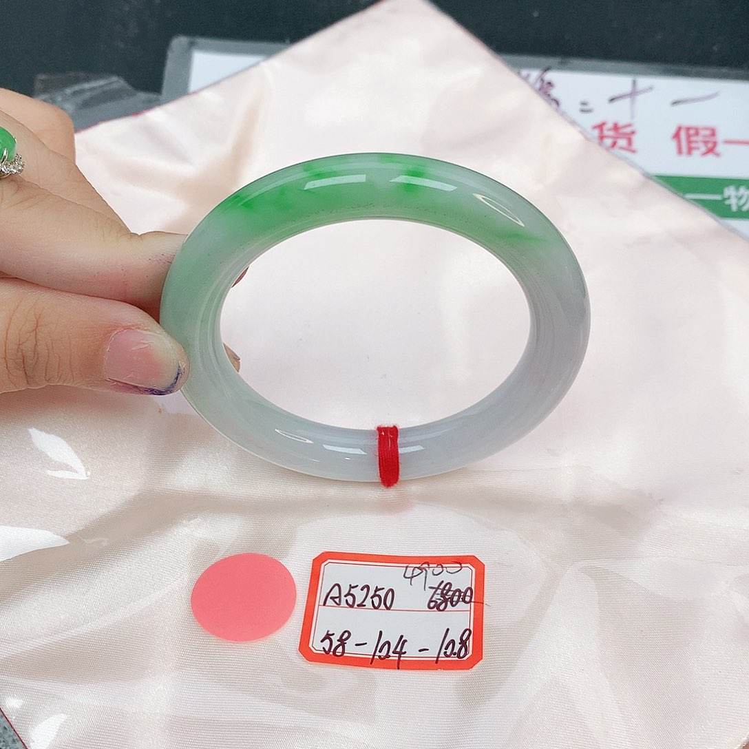 翡翠手镯未镶嵌缅甸翡翠