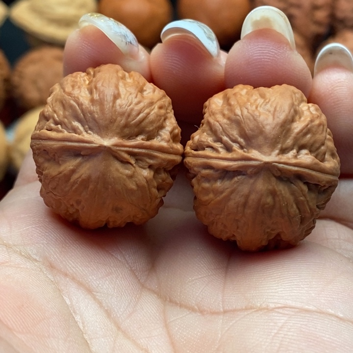 核桃精品文玩核桃手捻红宝石