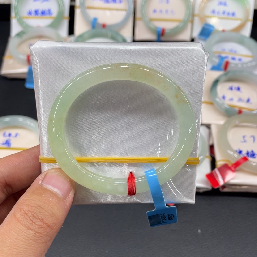 翡翠手镯未镶嵌天然翡翠