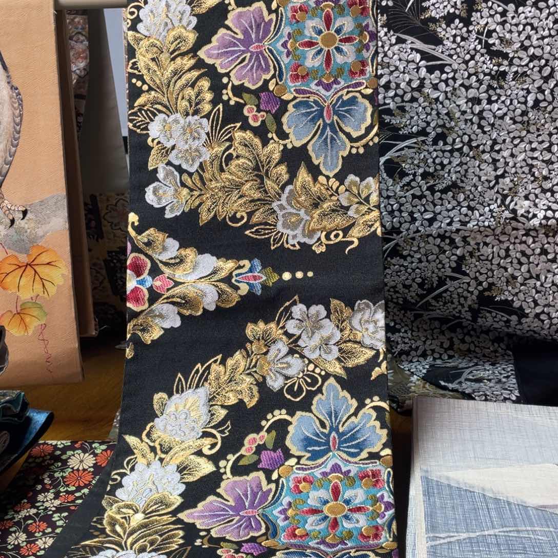 织绣黑金底大宝相花