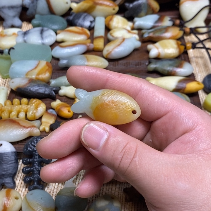 小***飘蛇纹石玉未镶嵌颈饰