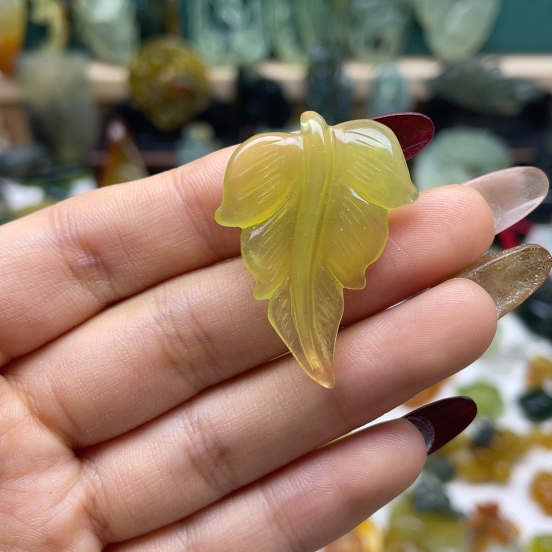 蛇纹石玉颈饰未镶嵌