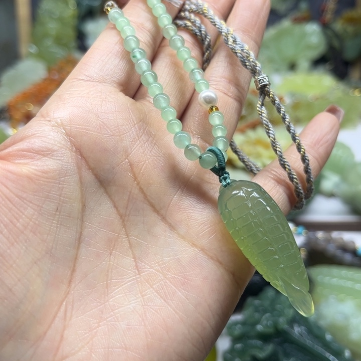 蛇纹石玉未镶嵌颈饰