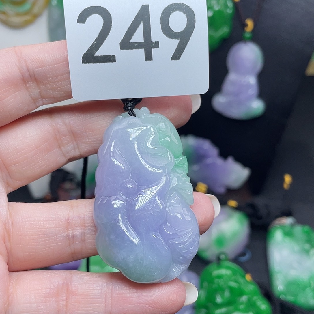 翡翠未镶嵌吊坠(赠链)