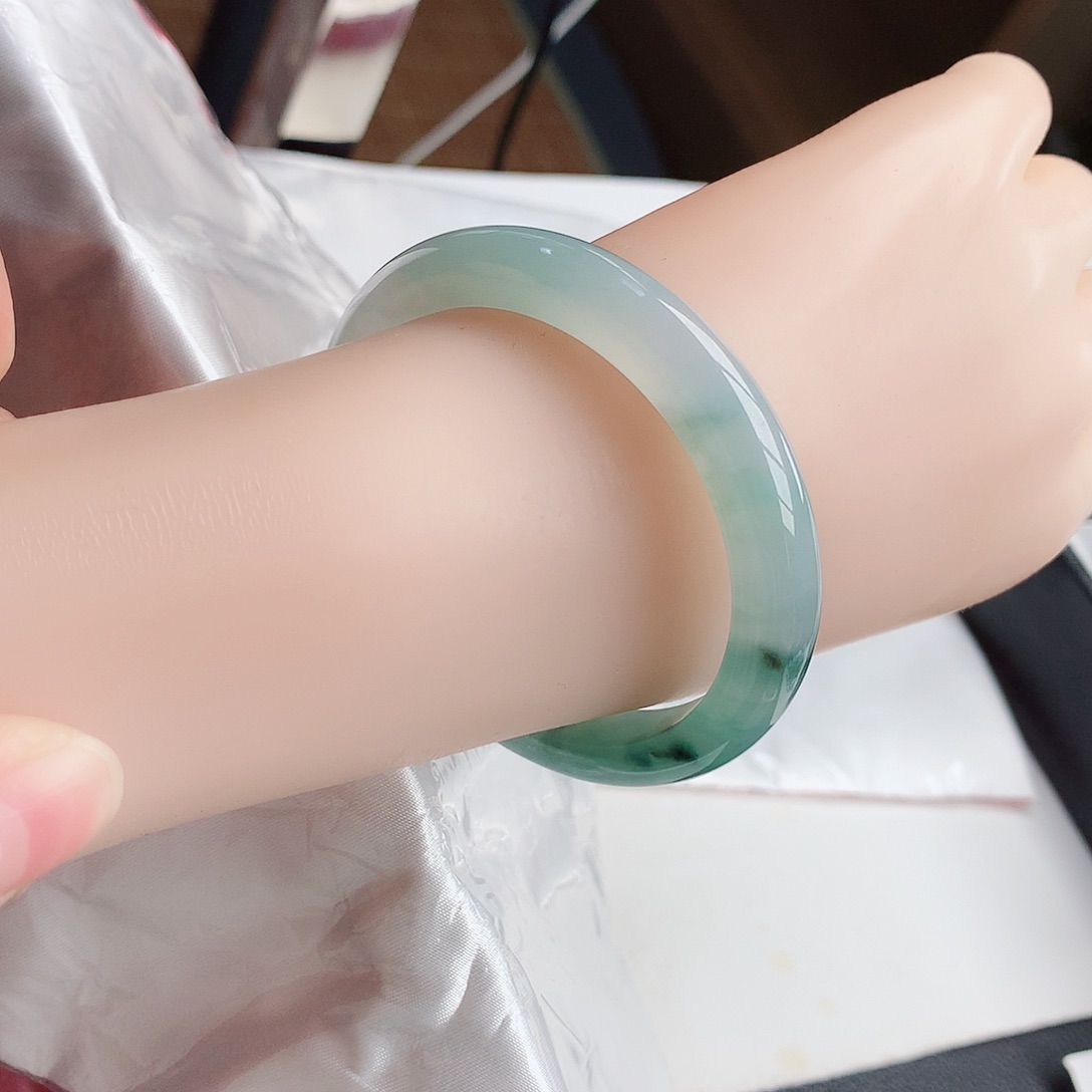 翡翠手镯未镶嵌天然翡翠A货