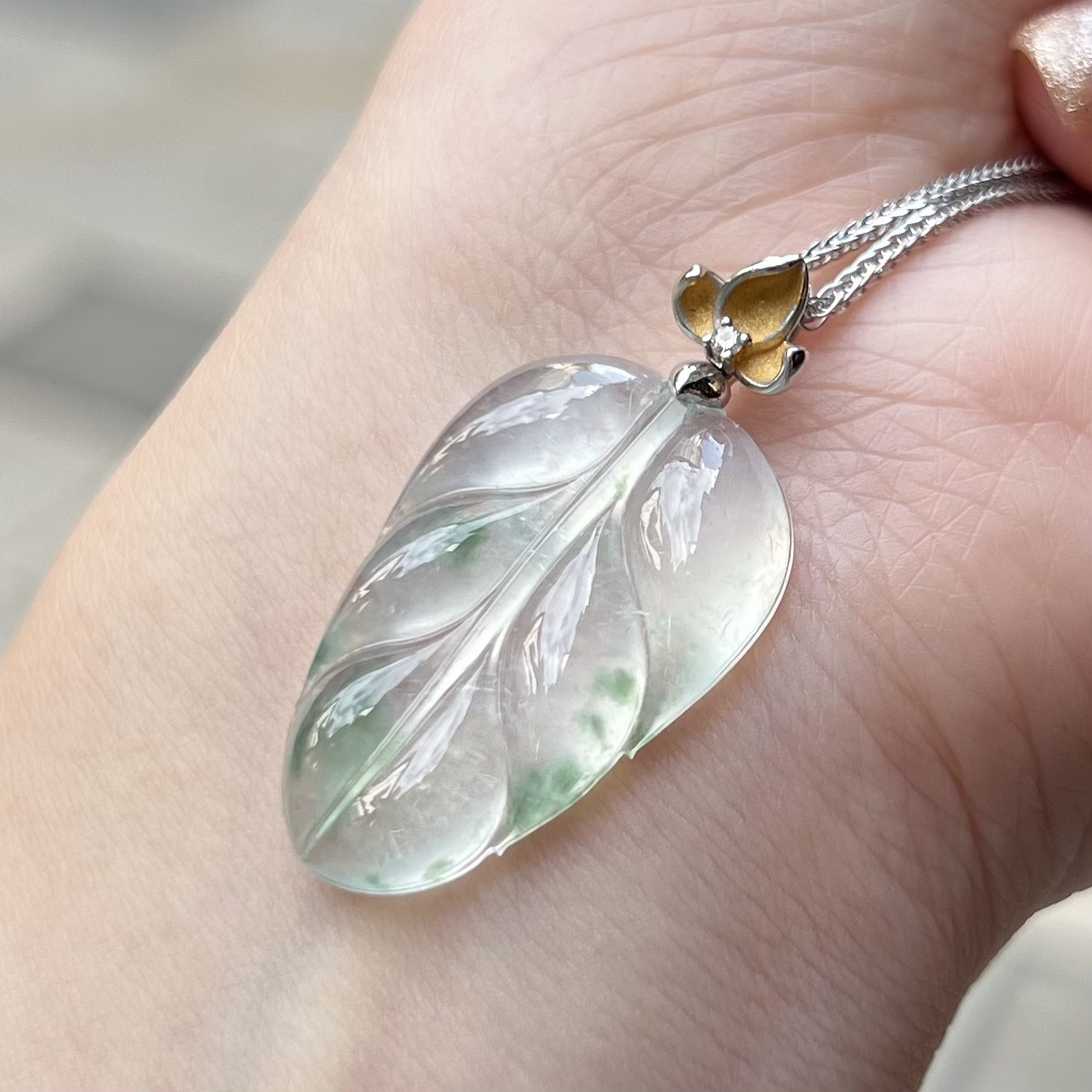 18k金镶嵌翡翠飘花叶子吊坠气质