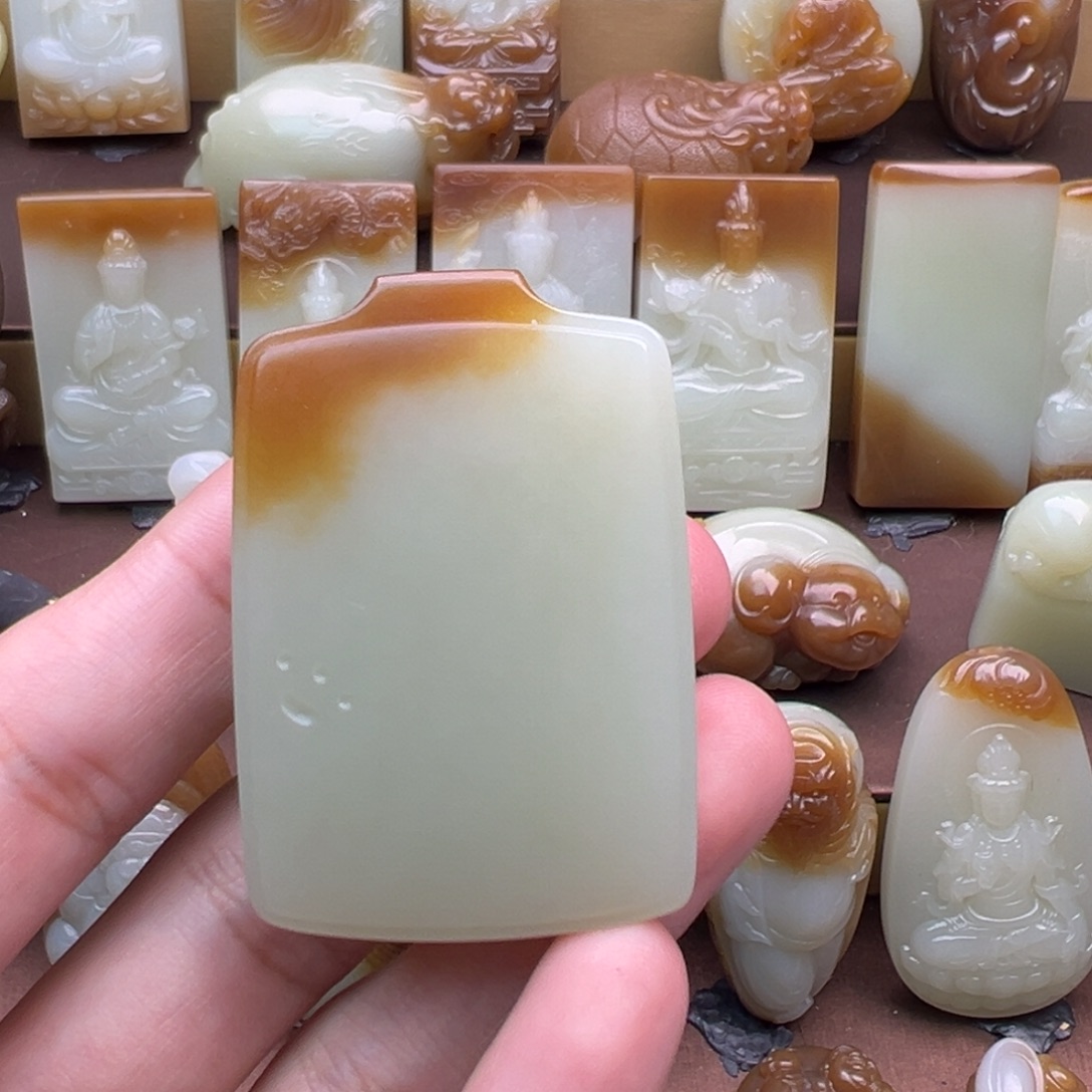 玉***姐和田玉（糖玉）未镶嵌颈饰