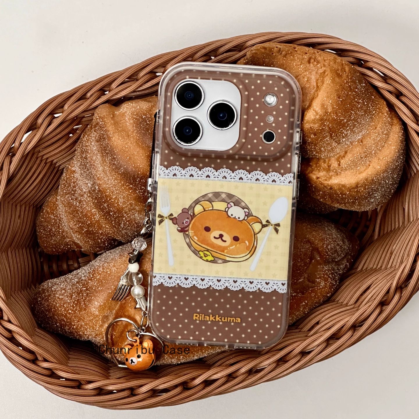 可爱棕色波点蕾丝拼接轻松熊面包适用苹果17/16promax手机壳15/14