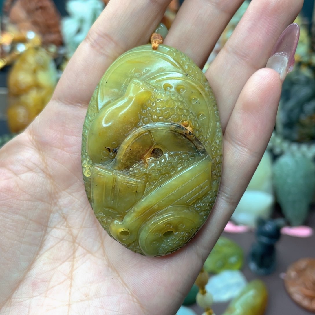 蛇纹石玉颈饰未镶嵌