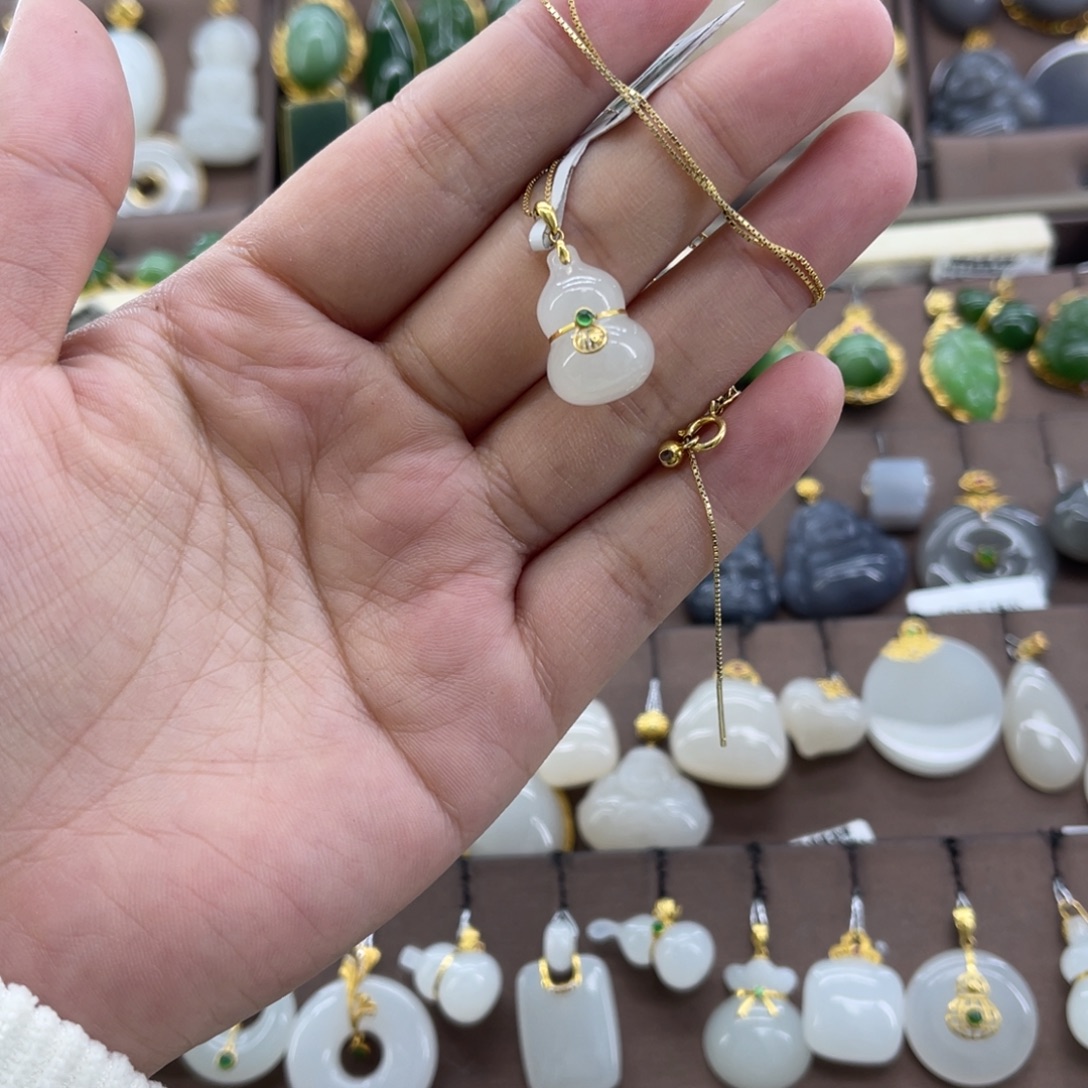 和田玉18K金镶嵌吊坠(赠链)