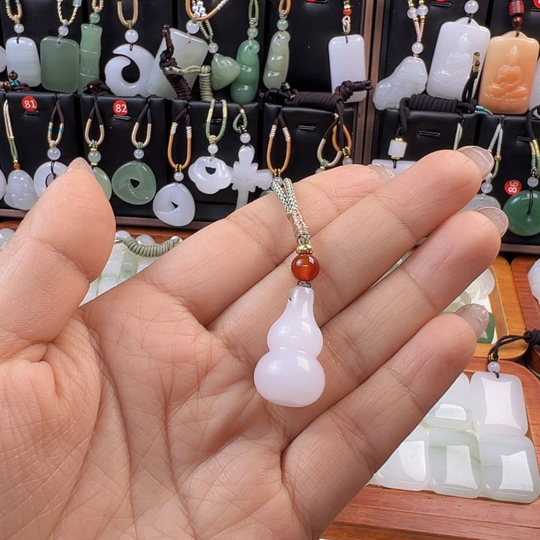 颈饰未镶嵌石英质玉