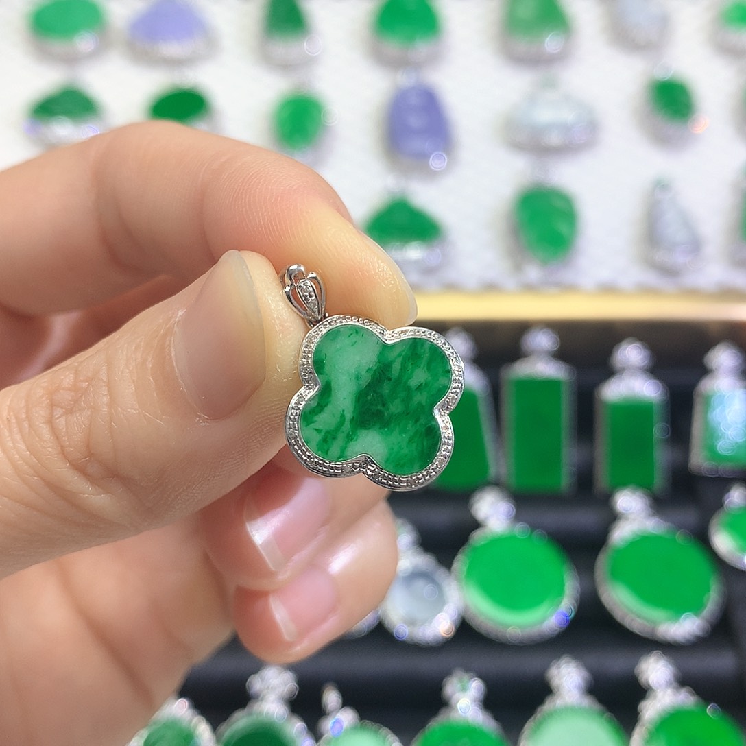 颈饰18K金镶嵌翡翠吊坠