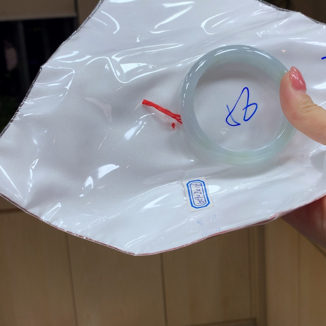 翡翠手镯未镶嵌不退不换