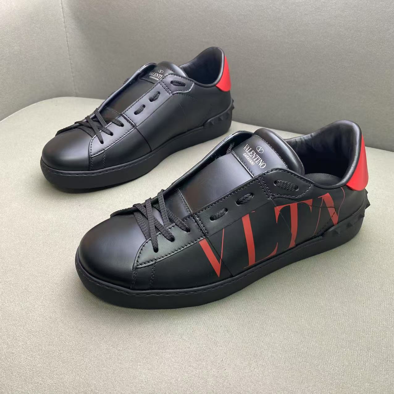 全新未使用 Valentino/华伦天奴 黑色时尚百搭皮革面潮流板鞋39码