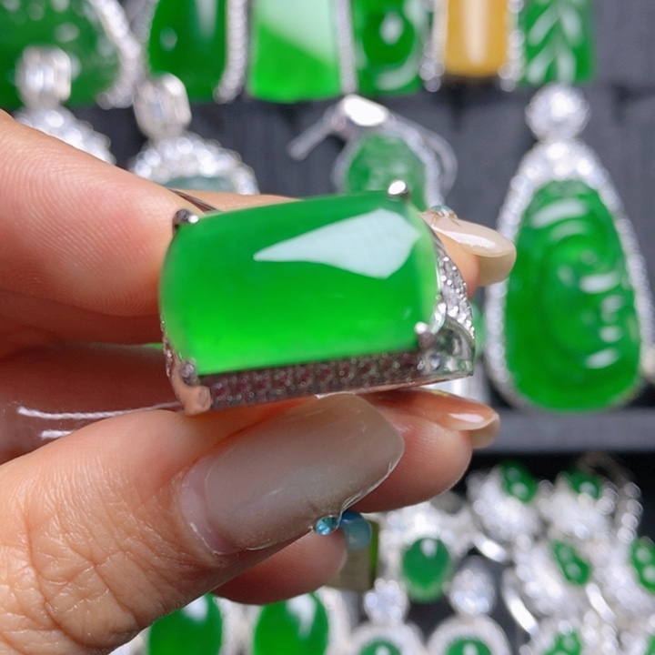 翡翠未镶嵌挂件马鞍