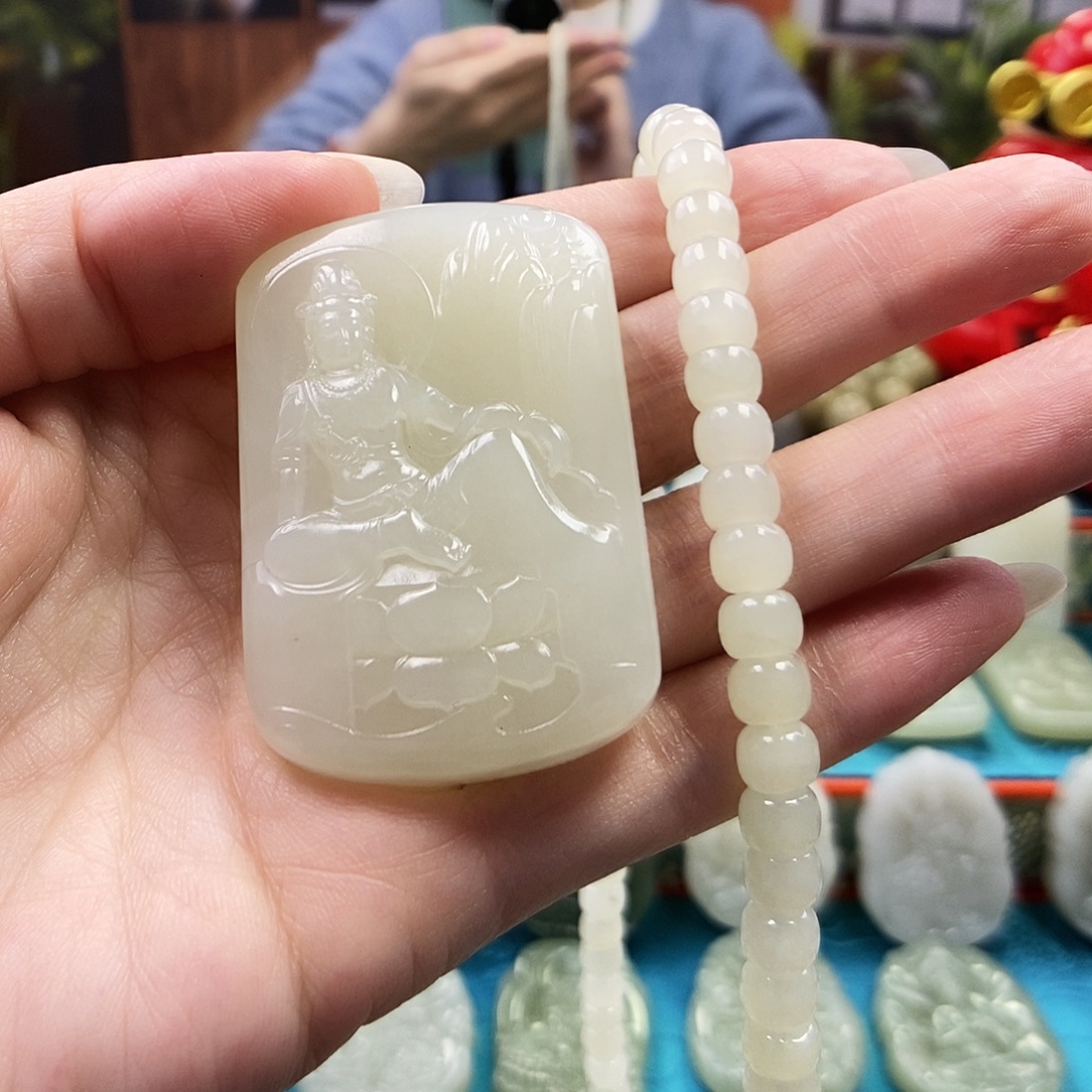 舍***驾和田玉未镶嵌颈饰