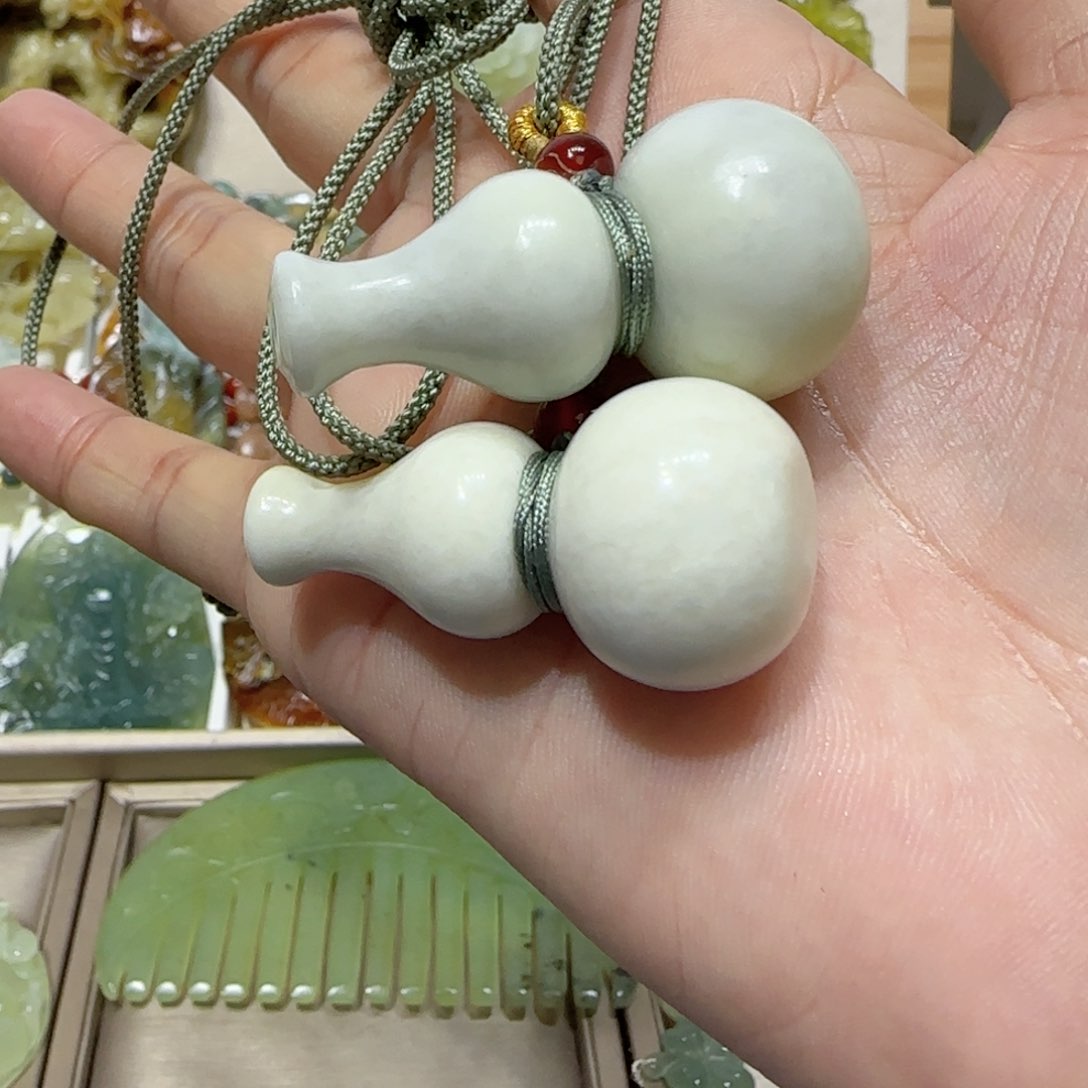 未镶嵌蛇纹石玉吊坠