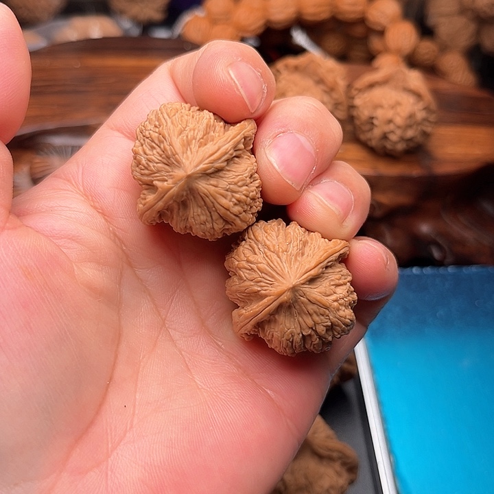 桃核把件核桃红宝石32+