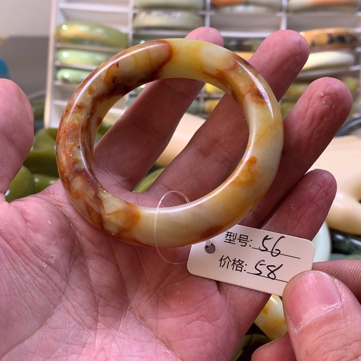 蛇纹石玉手镯未镶嵌莓***?