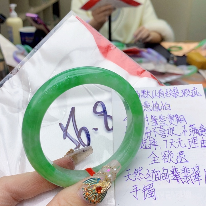 翡翠手镯未镶嵌翡翠手镯