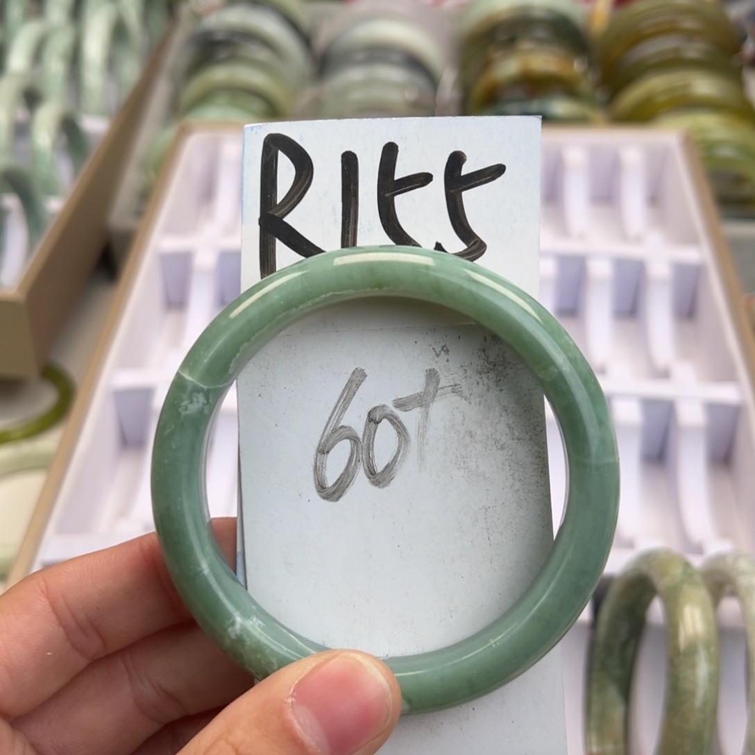 岫玉手镯未镶嵌天然岫玉微瑕，可以正常佩戴