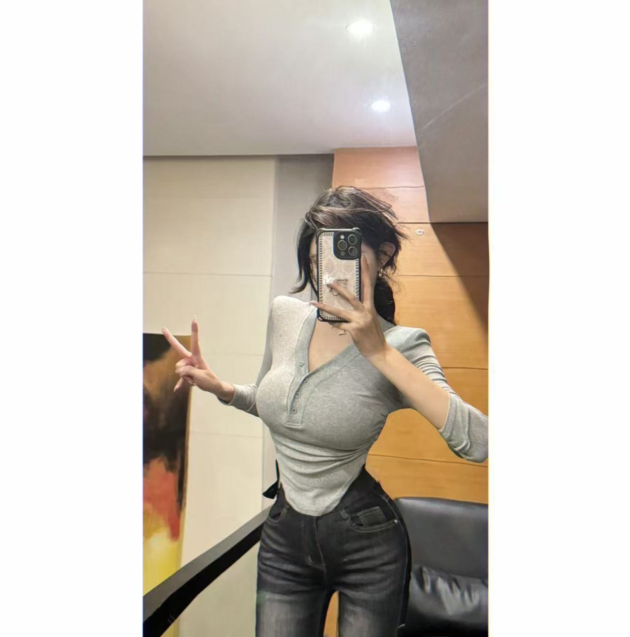 AL SHOP【查理流年】韩系时尚辣妹别致V领扣纯欲新款显瘦百搭打底T