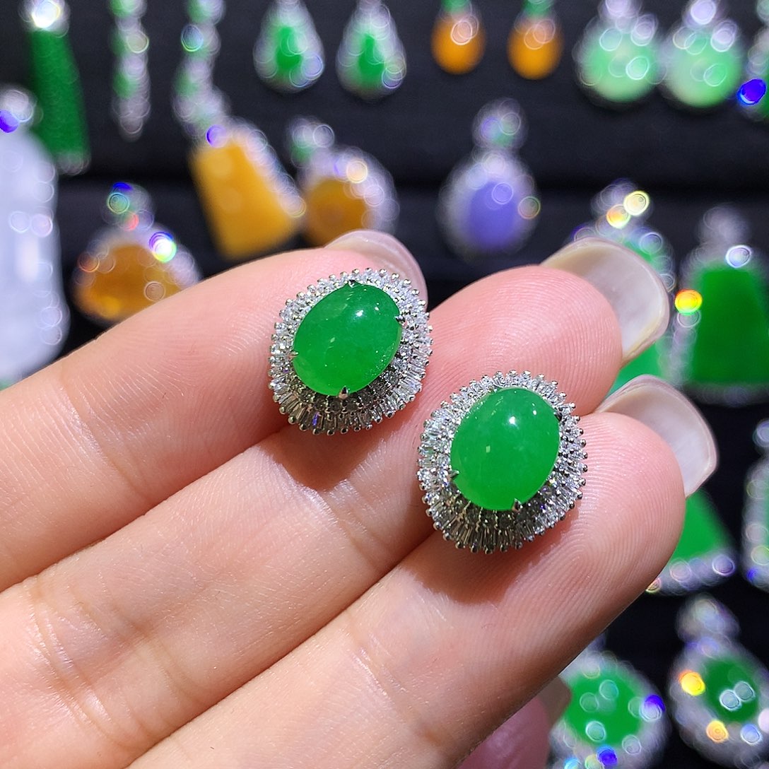 翡翠18K金镶嵌耳饰高冰满绿蛋面