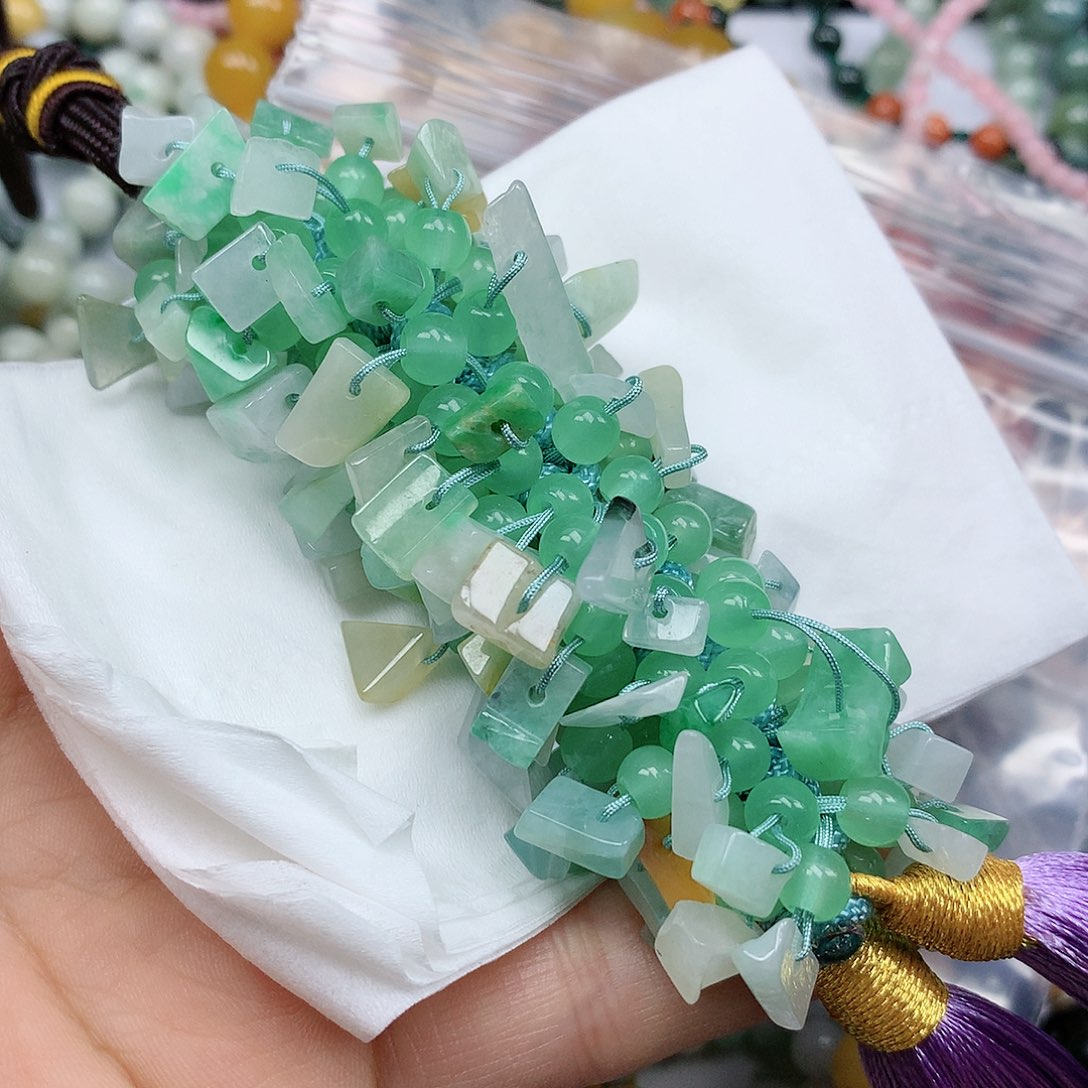 翡翠颈饰未镶嵌手串