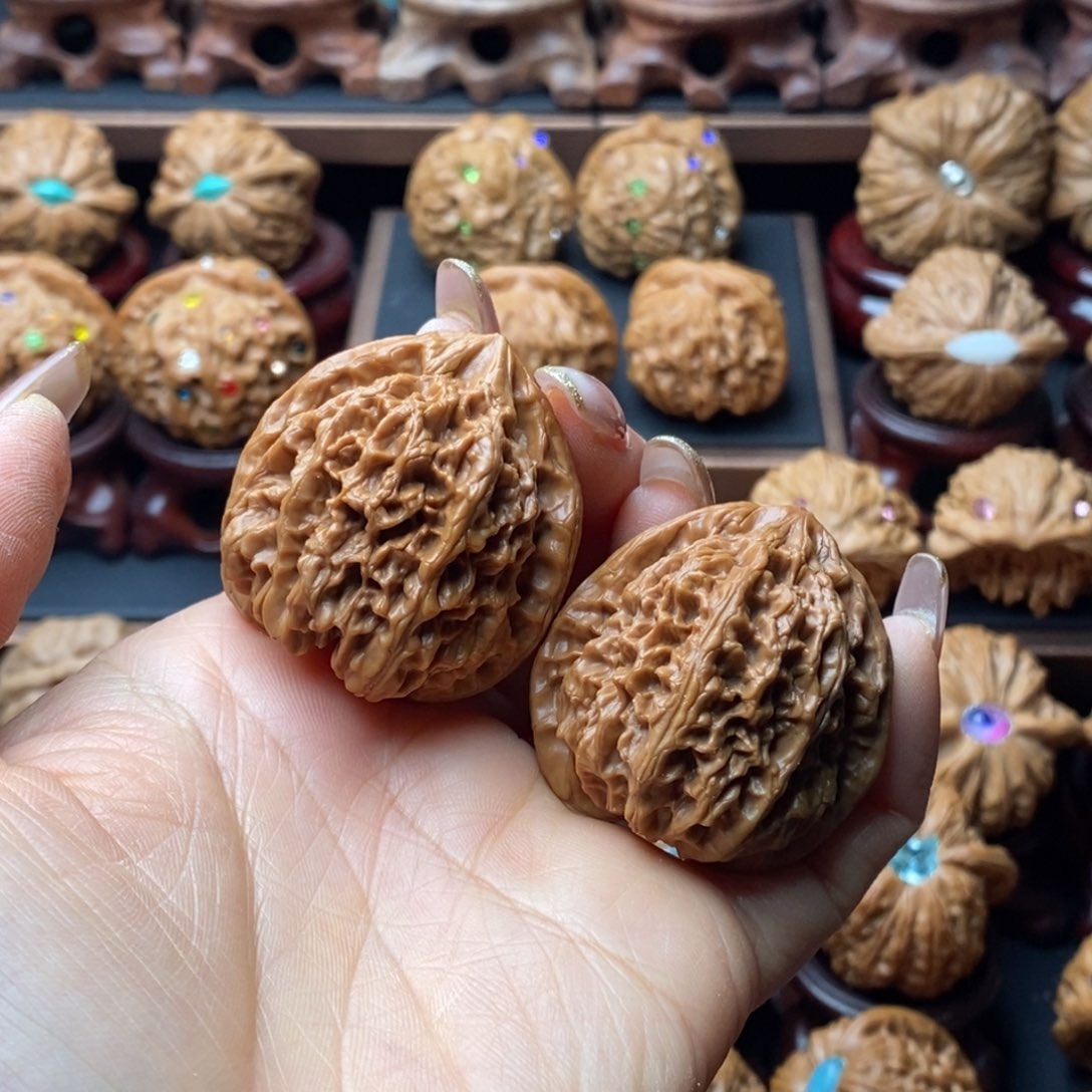 文玩核桃吊坠野牛