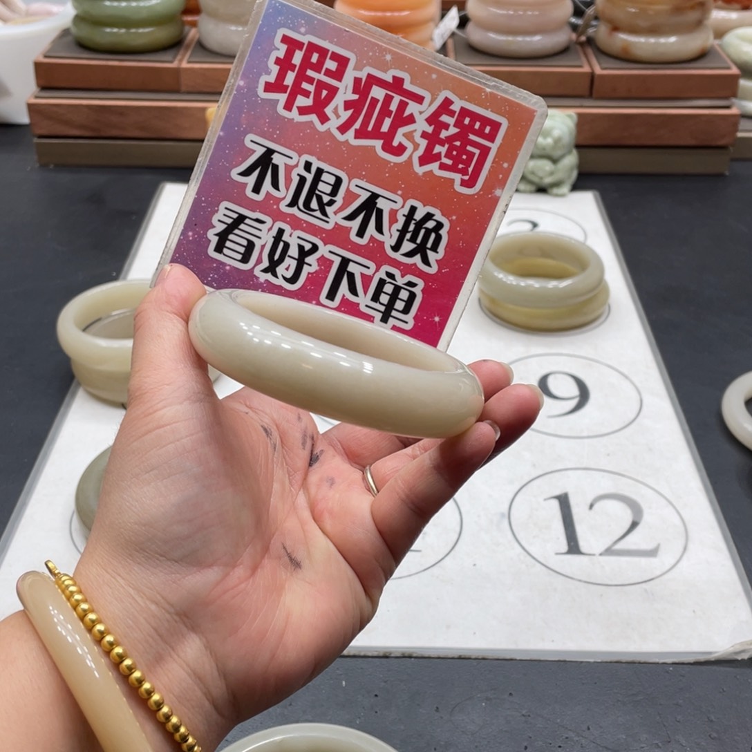 ꧔****未镶嵌手镯石英质玉