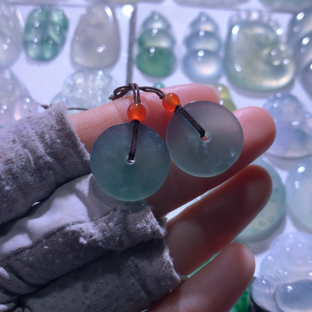 翡翠未镶嵌颈饰一对