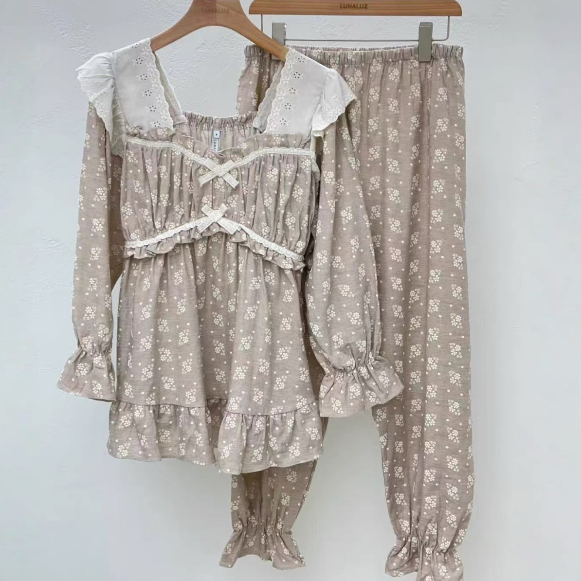 LINALUZ 露娜秋季新款燕麦色甜美碎花方领家居服套装睡裙