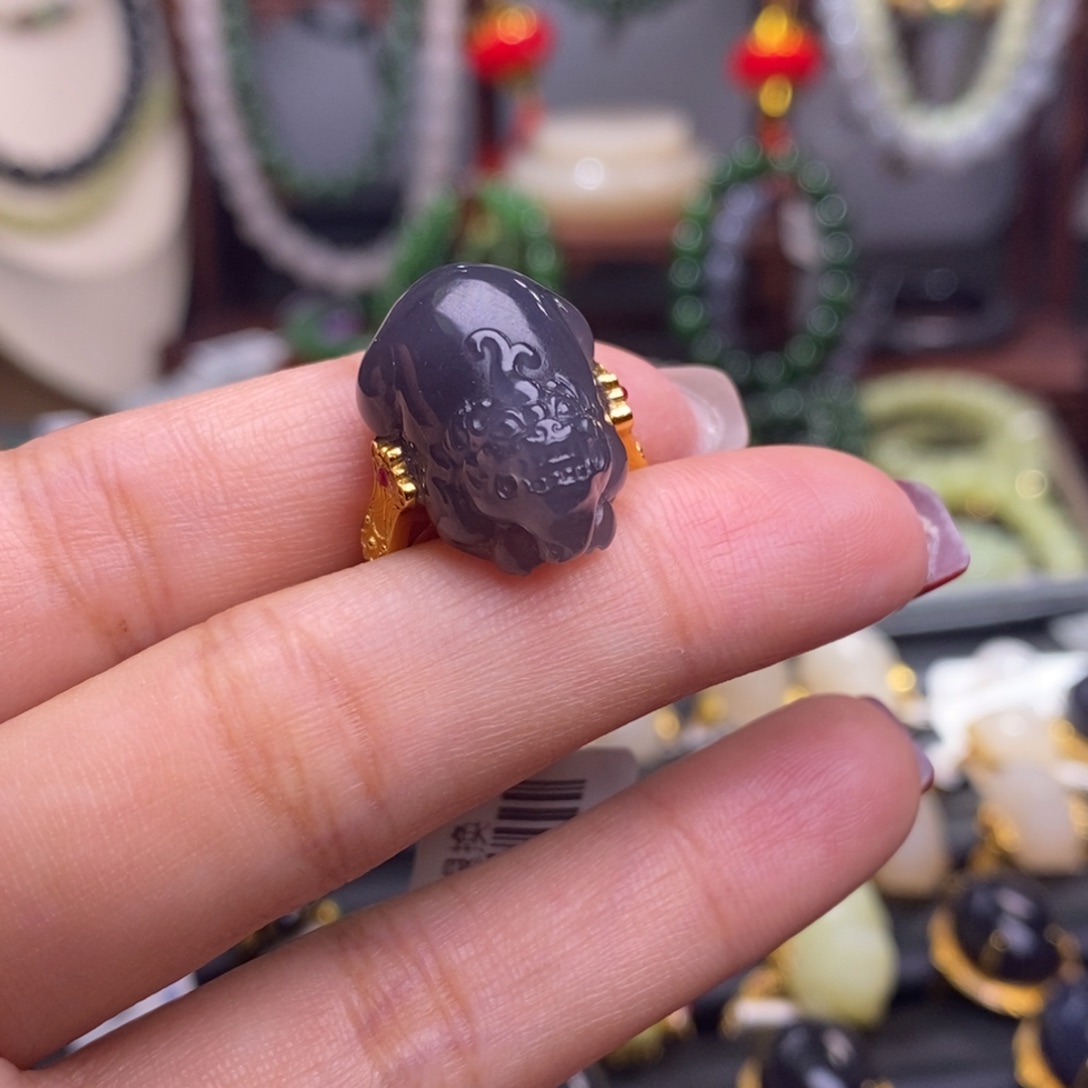 和田玉毕业级老矿料浓烟紫金镶貔貅戒指未镶嵌晟**椅