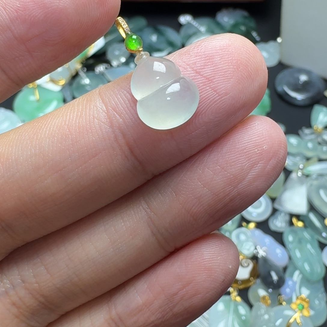 小***胡翡翠18K金镶嵌颈饰小冰葫