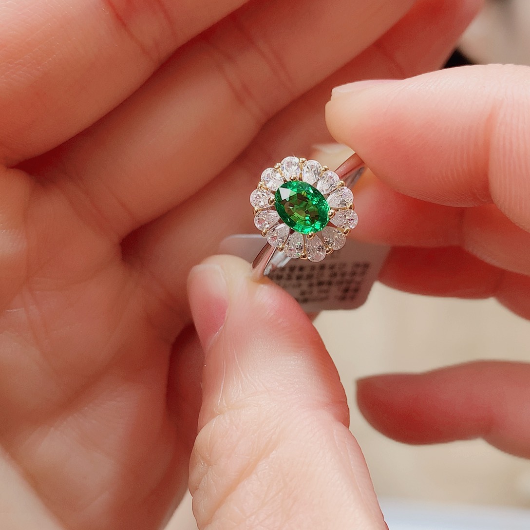 银S925镶嵌戒指石榴石（沙弗莱）