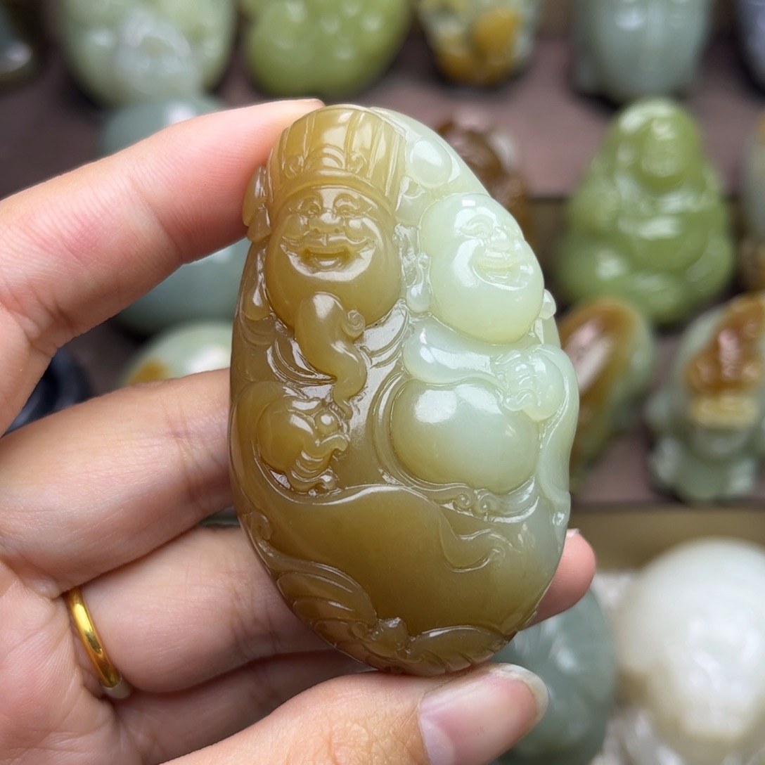 吴***行和田玉未镶嵌把件