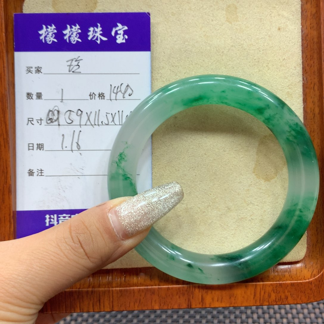 石英质玉手镯未镶嵌?*