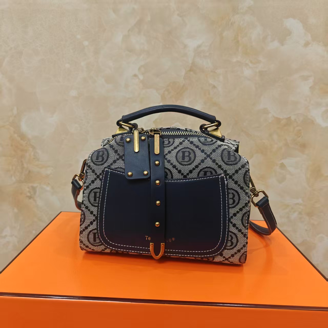 耐磨搭扣通勤风四季通用手提包时尚双肩包女士