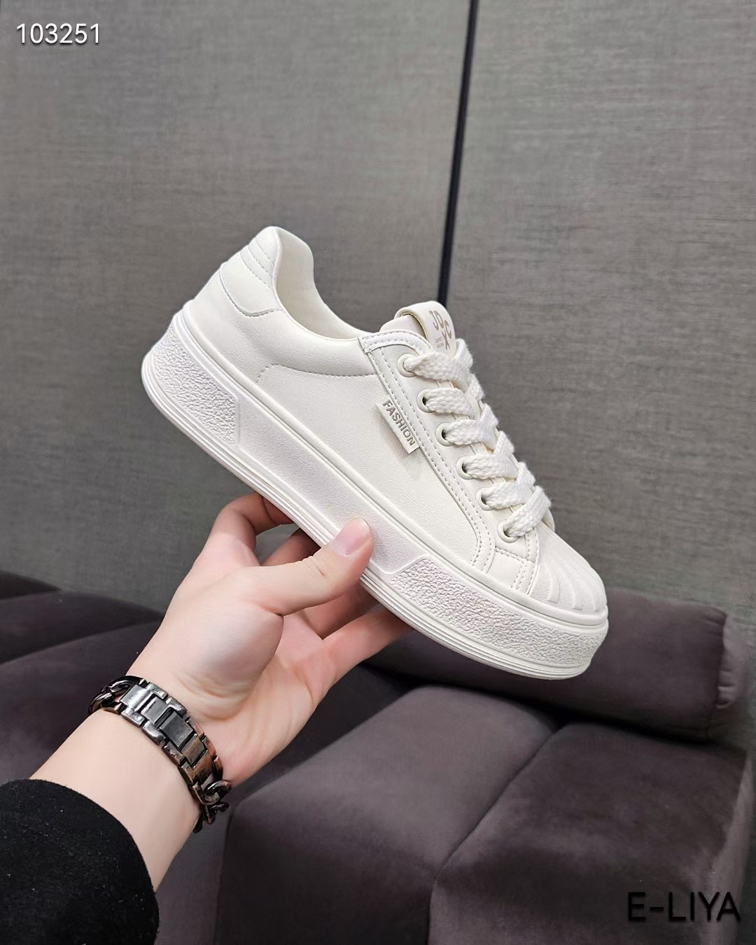 时尚简约洋气百搭小白鞋休闲女鞋