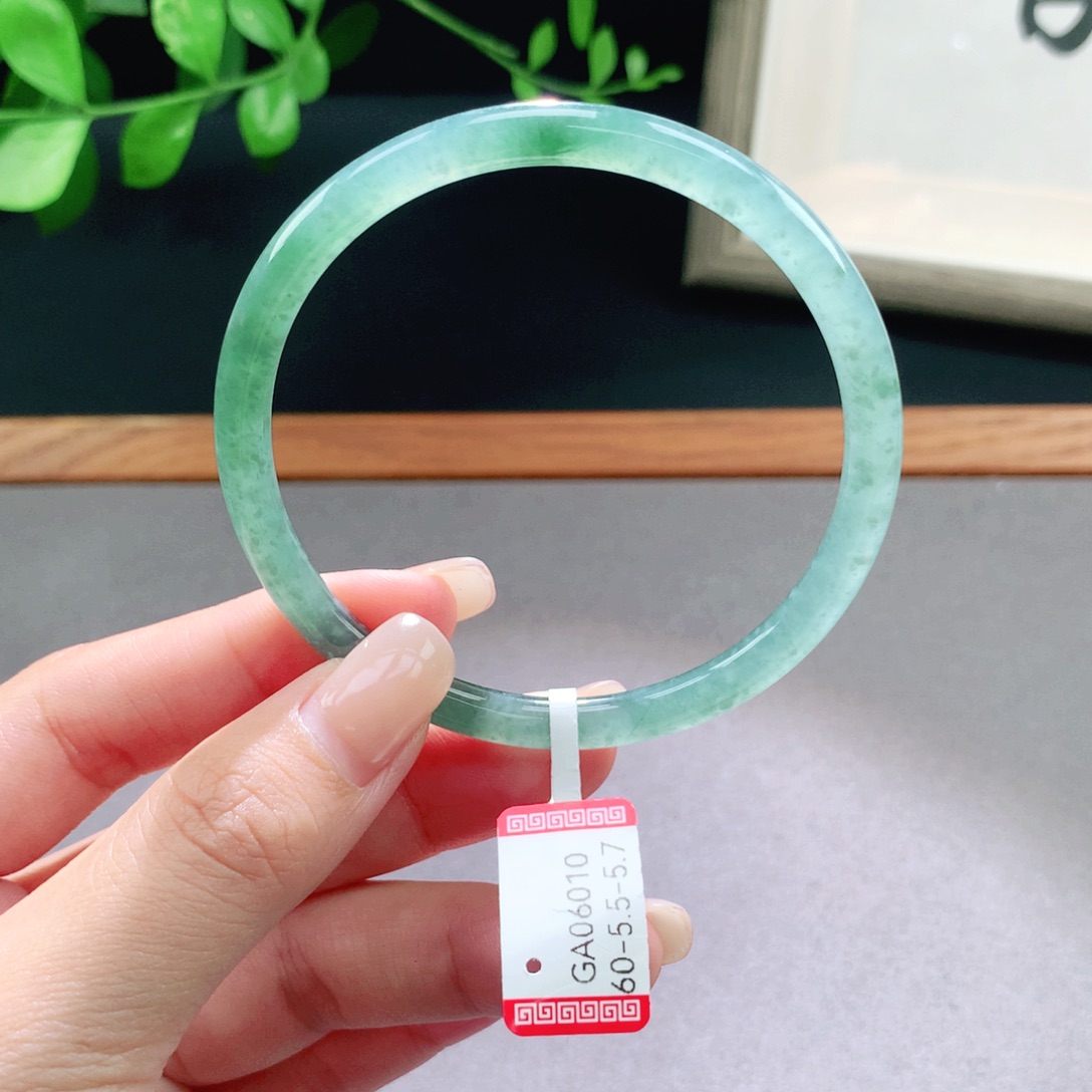 翡翠手镯未镶嵌天然